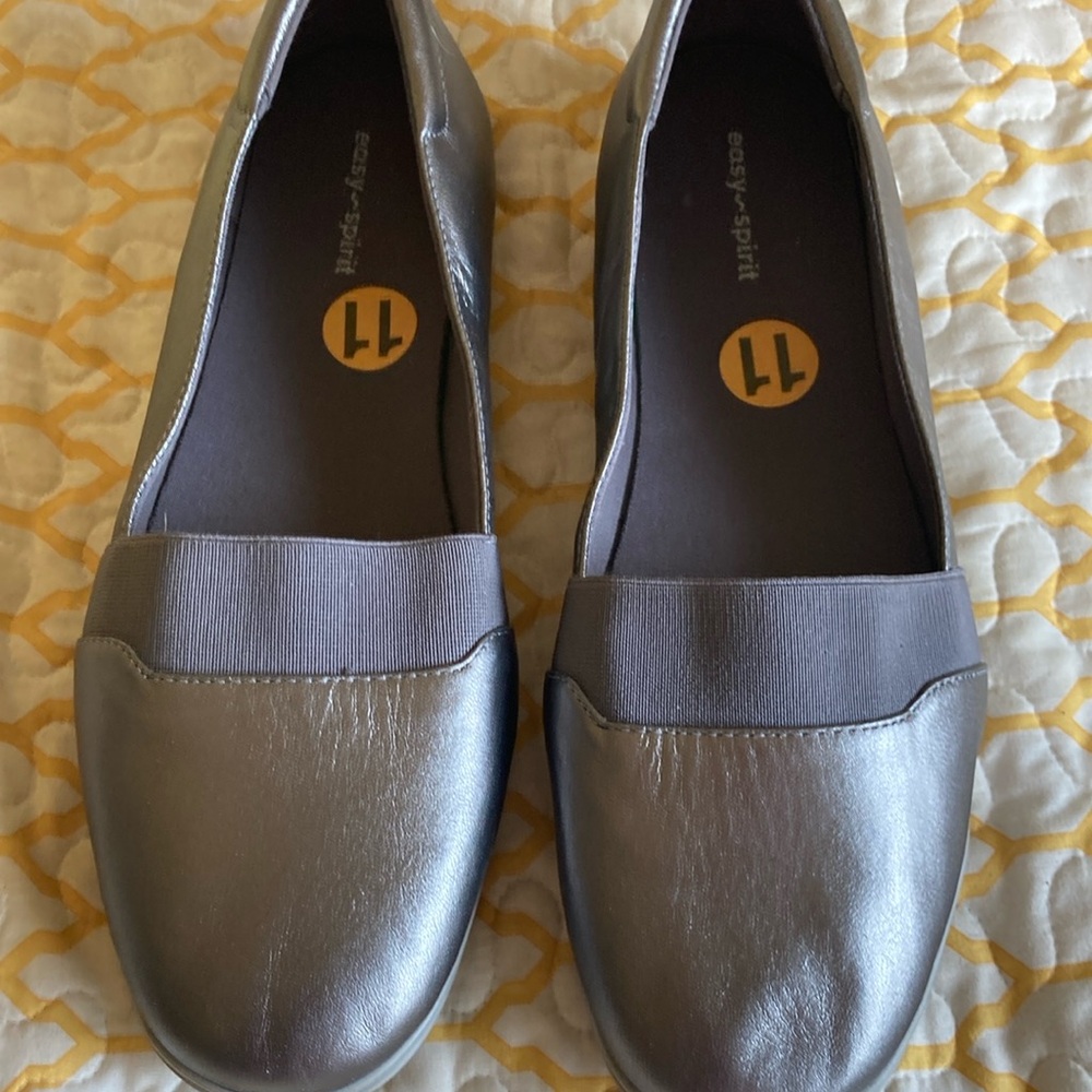 New cute Pewter metallic Easy Spirit flats NWT